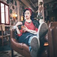 Foto: Gaya Claudia Adinda, si Ratu Retro Kekasih Derby Romero