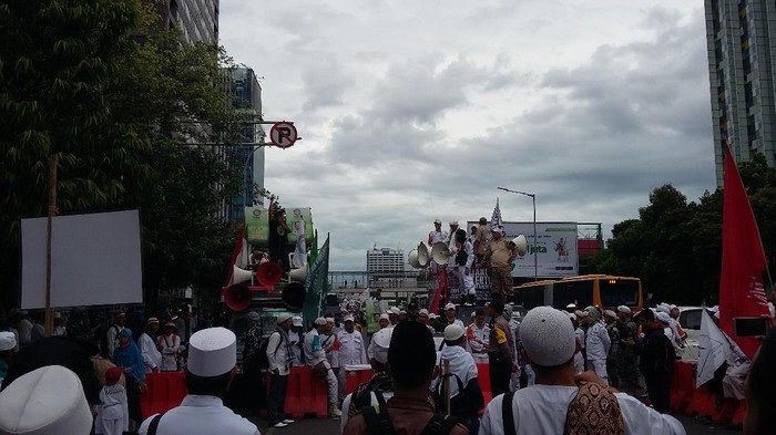 Massa Berdemo di Depan Gedung Sidang Ahok, Mobil Barracuda Polisi Disiagakan