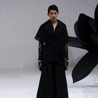 Koleksi Andreas Odang yang mengangkat tema Black Magnolia di IPMI Trend Show 2017. The Hall Lt.8, Senayan City. Jakarta. [Foto: Mohammad Abduh]