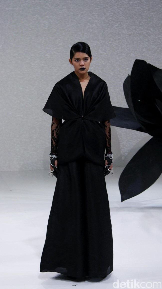 Koleksi Andreas Odang yang mengangkat tema Black Magnolia di IPMI Trend Show 2017. The Hall Lt.8, Senayan City. Jakarta. [Foto: Mohammad Abduh]