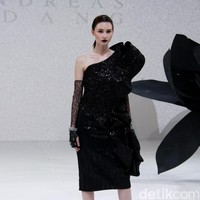 Koleksi Andreas Odang yang mengangkat tema Black Magnolia di IPMI Trend Show 2017. The Hall Lt.8, Senayan City. Jakarta. [Foto: Mohammad Abduh]