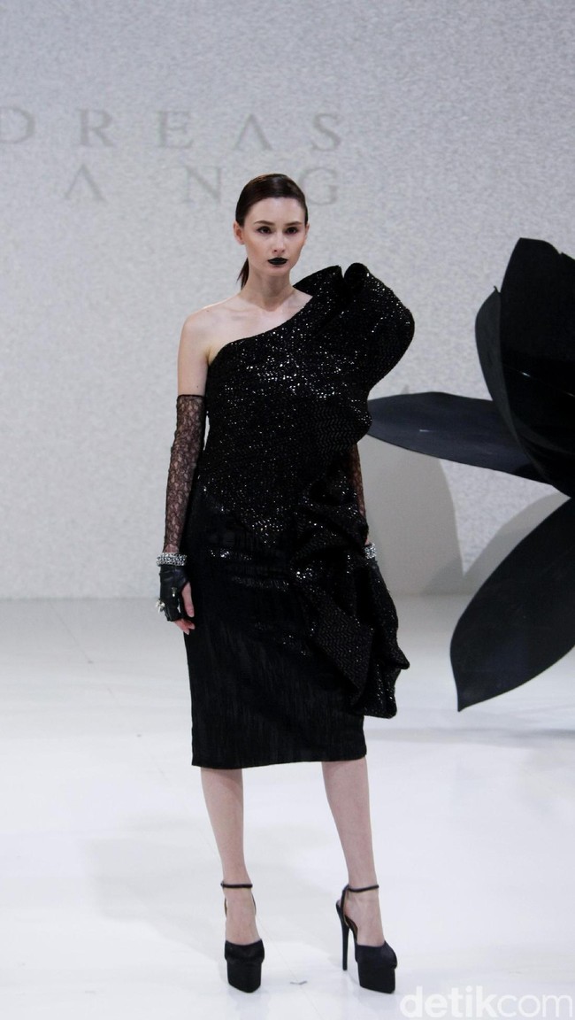 Koleksi Andreas Odang yang mengangkat tema Black Magnolia di IPMI Trend Show 2017. The Hall Lt.8, Senayan City. Jakarta. [Foto: Mohammad Abduh]