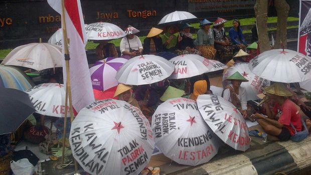 Pendukung dan Penolak Pabrik Semen Sama-sama Demo di Depan Kantor Gubernur