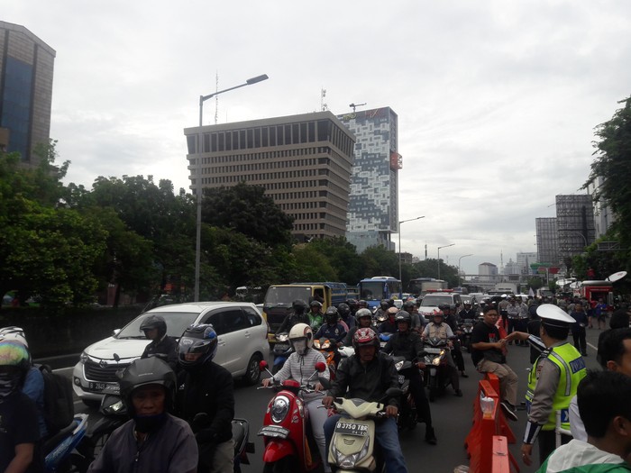 Massa Berkumpul Pantau Sidang Ahok, Lalin Jalan Gajah Mada Arah Harmoni Macet