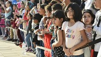 Penonton didominasi oleh keluarga yang membawa anak-anaknya menyaksikan pertunjukan multimedia di Festival Bay itu. Cedric Ribeiro/Getty Images for Dubai Festival City/detikFoto.