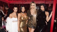Kylie tampil glamour dengan jumpsuit sequin hitam pada perayaan Natal kemarin. (Dok.Instagram/kyliejenner)