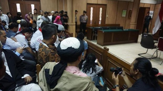 Timses dan kakak angkat Ahok berharap hakim memberikan putusan terbaik.