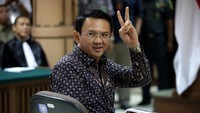 Ahok berpose dua jari ke arah kamera media yang tengah meliput. Bagus Indahono/Pool/detikFoto.