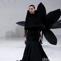 Koleksi Andreas Odang yang mengangkat tema Black Magnolia di IPMI Trend Show 2017. The Hall Lt.8, Senayan City. Jakarta. [Foto: Mohammad Abduh]