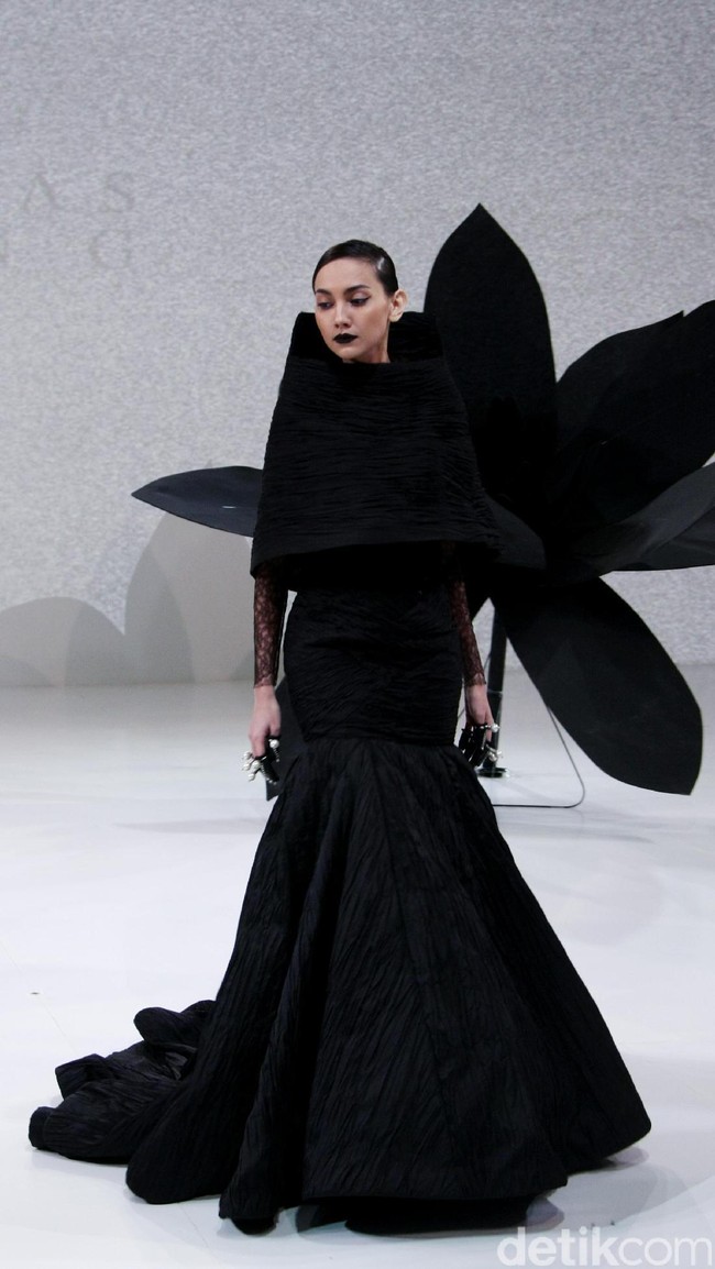 Koleksi Andreas Odang yang mengangkat tema Black Magnolia di IPMI Trend Show 2017. The Hall Lt.8, Senayan City. Jakarta. [Foto: Mohammad Abduh]
