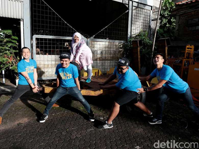 Cerita di Balik Judul Cek Toko Sebelah Cerita di Balik Judul Cek Toko Sebelah