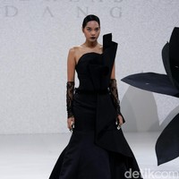 Koleksi Andreas Odang yang mengangkat tema Black Magnolia di IPMI Trend Show 2017. The Hall Lt.8, Senayan City. Jakarta. [Foto: Mohammad Abduh]