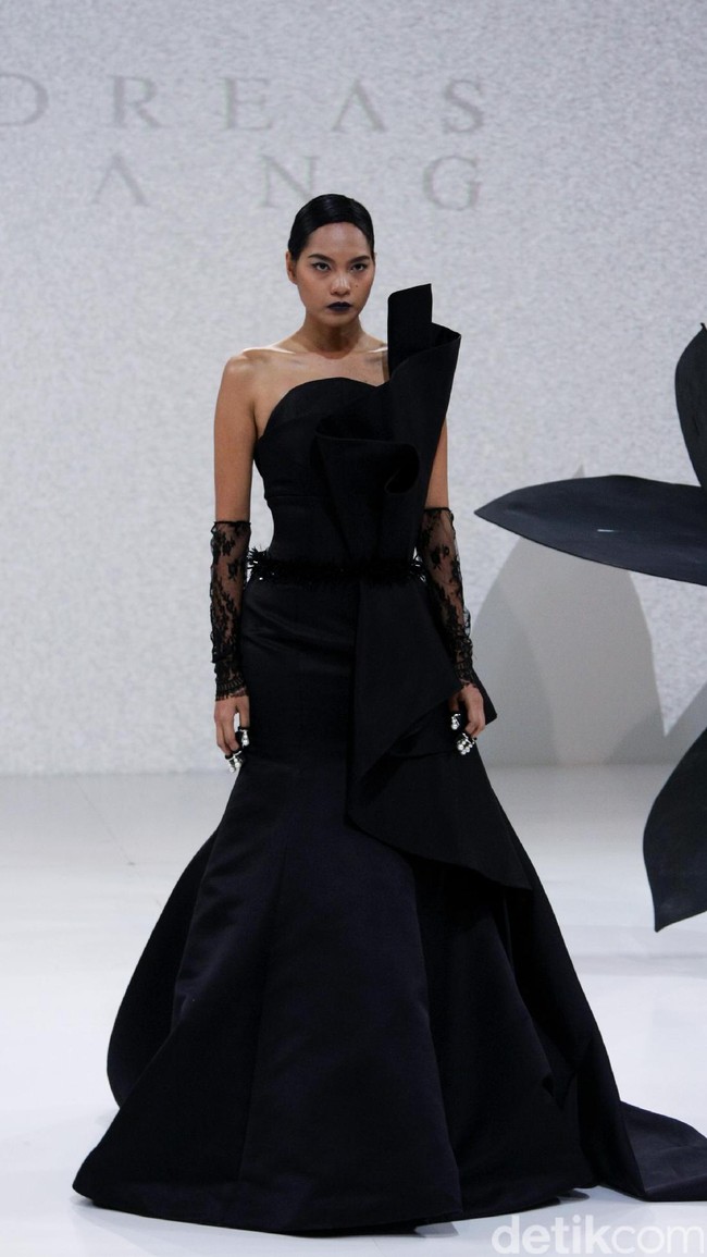 Koleksi Andreas Odang yang mengangkat tema Black Magnolia di IPMI Trend Show 2017. The Hall Lt.8, Senayan City. Jakarta. [Foto: Mohammad Abduh]