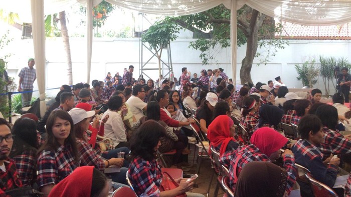 Sidang Ahok Dilanjutkan, Pendukung di Rumah Lembang Terdiam Sesaat