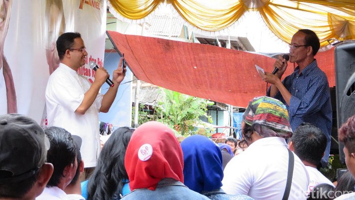 Aksi Anies Rekam Warga Kalibaru yang Berpantun