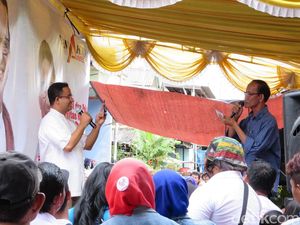 Aksi Anies Rekam Warga Kalibaru yang Berpantun