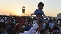 Seorang ayah tampak membawa bayi laki-lakinya yang lucu. Cedric Ribeiro/Getty Images for Dubai Festival City/detikFoto.