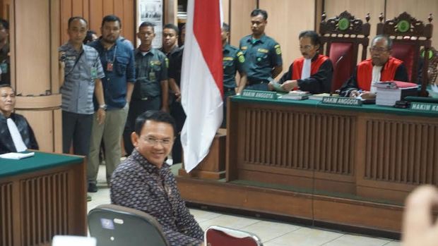 Ahok menebar senyuman.