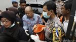 Polisi Evakuasi Jenazah Korban Perampokan di Pulomas