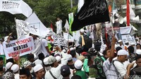 Perwakilan massa berorasi di atas mobil.