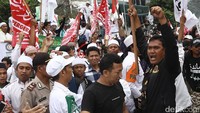 Massa berorasi di depan eks gedung Pengadilan Negeri (PN) Jakarta Pusat.