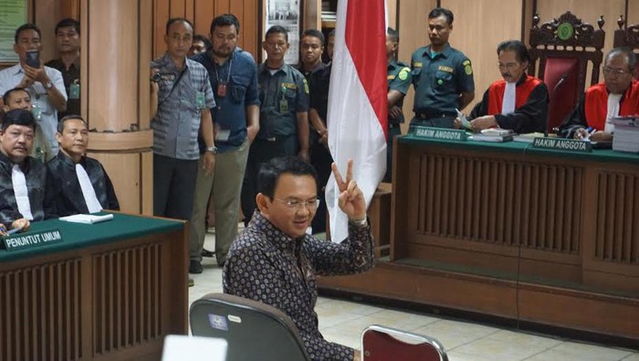 Gaya Ahok Pose 2 Jari Sebelum Jalani Sidang Putusan Sela