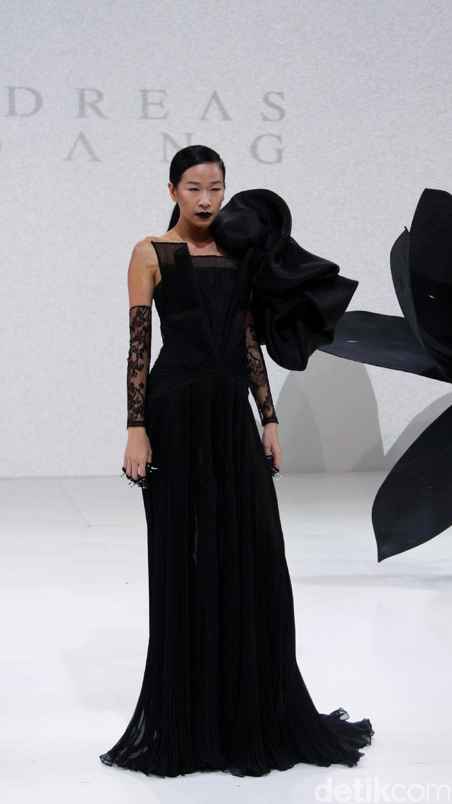 Koleksi Andreas Odang yang mengangkat tema Black Magnolia di IPMI Trend Show 2017. The Hall Lt.8, Senayan City. Jakarta. [Foto: Mohammad Abduh]