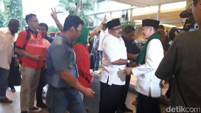 Jelang Debat Cagub -Cawagub Banten, Pendukung Mulai Berdatangan ke Lokasi