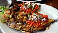 Ikan pakul segar dari Pangkep 33 cabang Alam Sutera ini dimasak dengan paduan sambal merah. Disebut sambil rica karena diracik dengan potongan bawang merah dan cabai rawit hijau pedas.