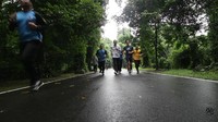 27 Desember 2016. Jokowi lari sore bersama putra bungsunya, Kaesang Pangarep, di Kebun Raya Bogor.  (Dok. YouTube/Kaesang)