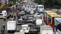 Banyak pengendara yang menerobos busway untuk menghindari macet.