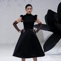 Koleksi Andreas Odang yang mengangkat tema Black Magnolia di IPMI Trend Show 2017. The Hall Lt.8, Senayan City. Jakarta. [Foto: Mohammad Abduh]