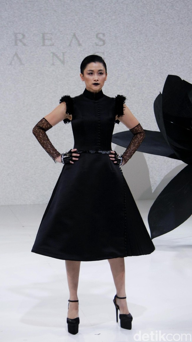 Koleksi Andreas Odang yang mengangkat tema Black Magnolia di IPMI Trend Show 2017. The Hall Lt.8, Senayan City. Jakarta. [Foto: Mohammad Abduh]