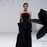 Koleksi Andreas Odang yang mengangkat tema Black Magnolia di IPMI Trend Show 2017. The Hall Lt.8, Senayan City. Jakarta. [Foto: Mohammad Abduh]