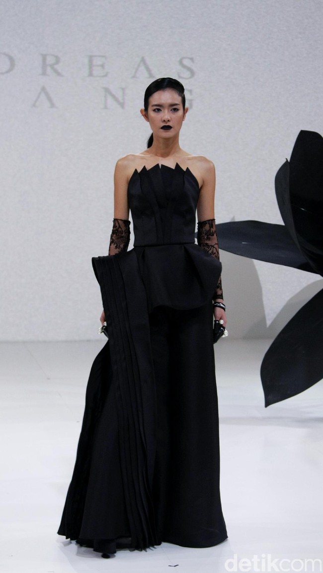 Koleksi Andreas Odang yang mengangkat tema Black Magnolia di IPMI Trend Show 2017. The Hall Lt.8, Senayan City. Jakarta. [Foto: Mohammad Abduh]