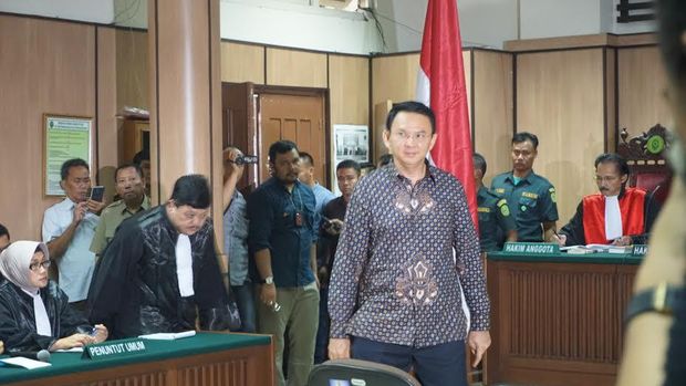 Ahok memasuki ruang sidang dan siap mendengarkan putusan sela dari majelis hakim.