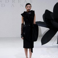 Koleksi Andreas Odang yang mengangkat tema Black Magnolia di IPMI Trend Show 2017. The Hall Lt.8, Senayan City. Jakarta. [Foto: Mohammad Abduh]