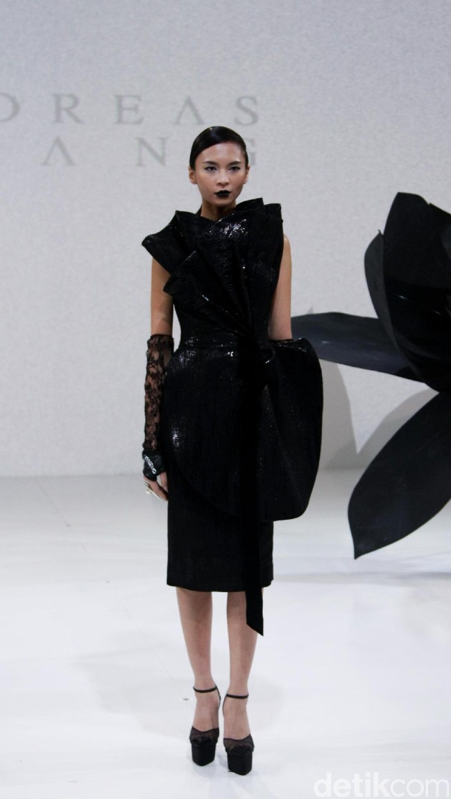 Koleksi Andreas Odang yang mengangkat tema Black Magnolia di IPMI Trend Show 2017. The Hall Lt.8, Senayan City. Jakarta. [Foto: Mohammad Abduh]