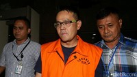 Fahmi, suami dari Inneke Koesherawati ini terbukti memberikan suap pada kepada 4 pejabat di Bakamla. Suap dari Fahmi untuk para pejabat Bakamla diberikan melalui anak buahnya, Adami Okta dan Hardy Stevanus.
