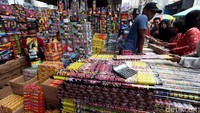 Seorang pedagang melayani pembeli.