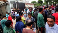 Sejumlah warga terlihat masih memadati lokasi pembunuhan sadis di Pulomas, Kayuputih, Pulogadung, Jakarta Timur, Selasa (27/12/2016).