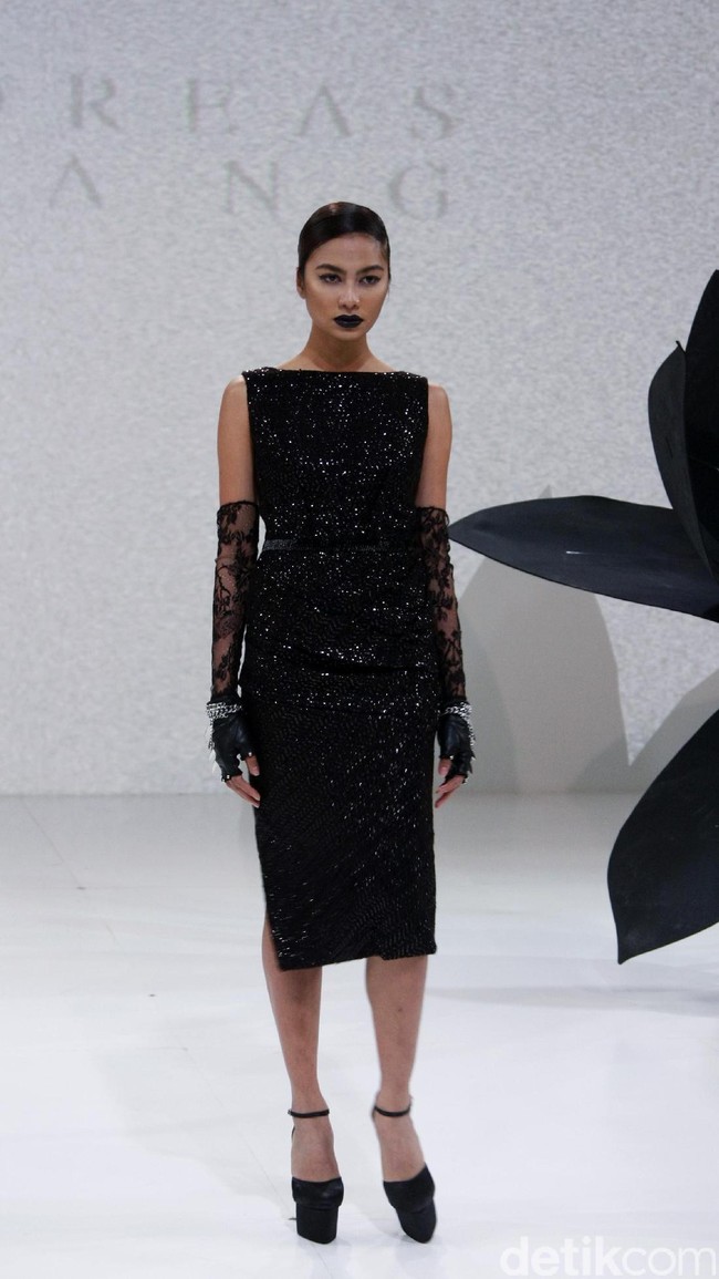 Koleksi Andreas Odang yang mengangkat tema Black Magnolia di IPMI Trend Show 2017. The Hall Lt.8, Senayan City. Jakarta. [Foto: Mohammad Abduh]