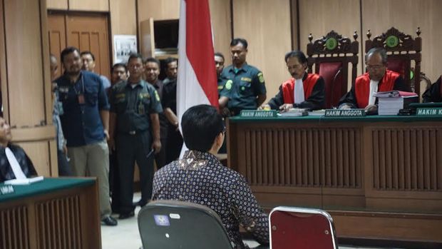 Ahok kemudian duduk di kursi pesakitan. Majelis hakim lalu mempersilakan pewarta foto mengabadikan gambar Ahok.