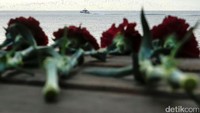 Sebuah perahu melakukan pencarian. Seperti diketahui, pesawat militer Tu-154 jet itu jatuh pada Minggu pada 05:20 waktu setempat atau 09:20 WIB. Kementerian Pertahanan Rusia menyatakan tidak ada korban selamat dari insiden jatuhnya pesawat tersebut. Maxim Shemetov/Reuters/detiKFoto.