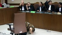 La Nyalla sujud syukur di ruang sidang.