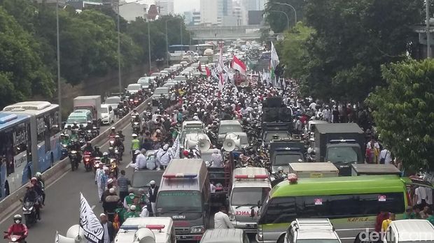 Imbas Sidang Ahok, Lalin Jl Gajah Mada Macet Parah karena Massa Membeludak