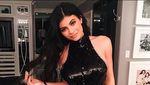 Jumpsuit Hitam Kylie Jenner dan Taylor Swift, Who Wore It Better?