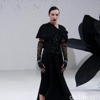 Koleksi Andreas Odang yang mengangkat tema Black Magnolia di IPMI Trend Show 2017. The Hall Lt.8, Senayan City. Jakarta. [Foto: Mohammad Abduh]