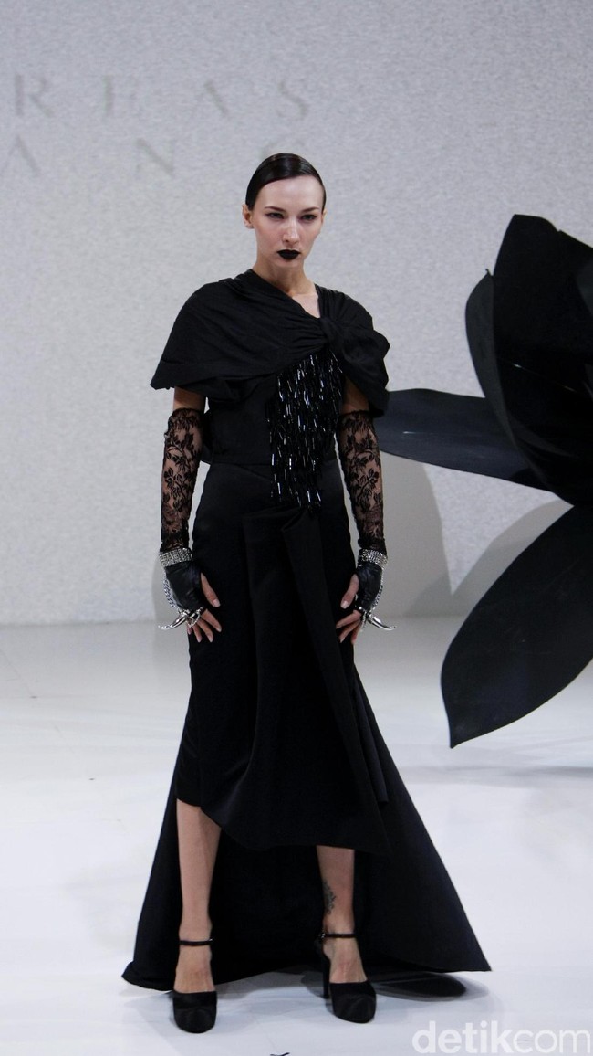 Koleksi Andreas Odang yang mengangkat tema Black Magnolia di IPMI Trend Show 2017. The Hall Lt.8, Senayan City. Jakarta. [Foto: Mohammad Abduh]