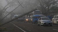 Fasilitas seperti tiang listrik terlihat banyak yang roboh. Akibatnya aliran listrik di sebagian besar wilayah Filipina bagian timur mati total. Otoritas setempat mengaku tak tahu pasti kapan aliran listrik akan kembali normal. REUTERS/Romeo Ranoco.